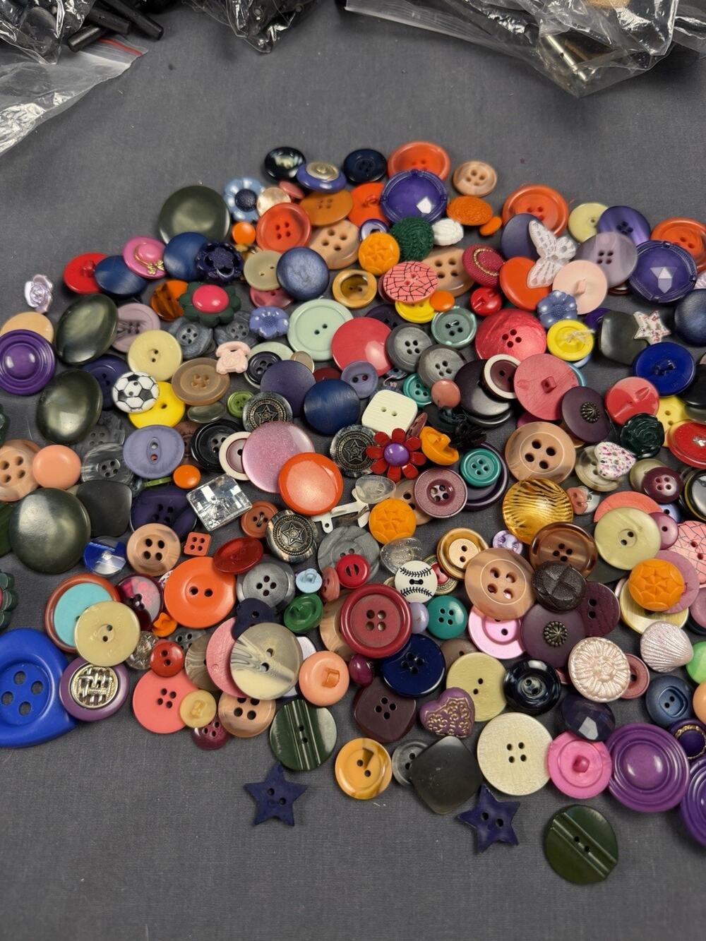 Craft Sewing Buttons Lot 200 Various Sizes Types Colors Vintage, Some New
